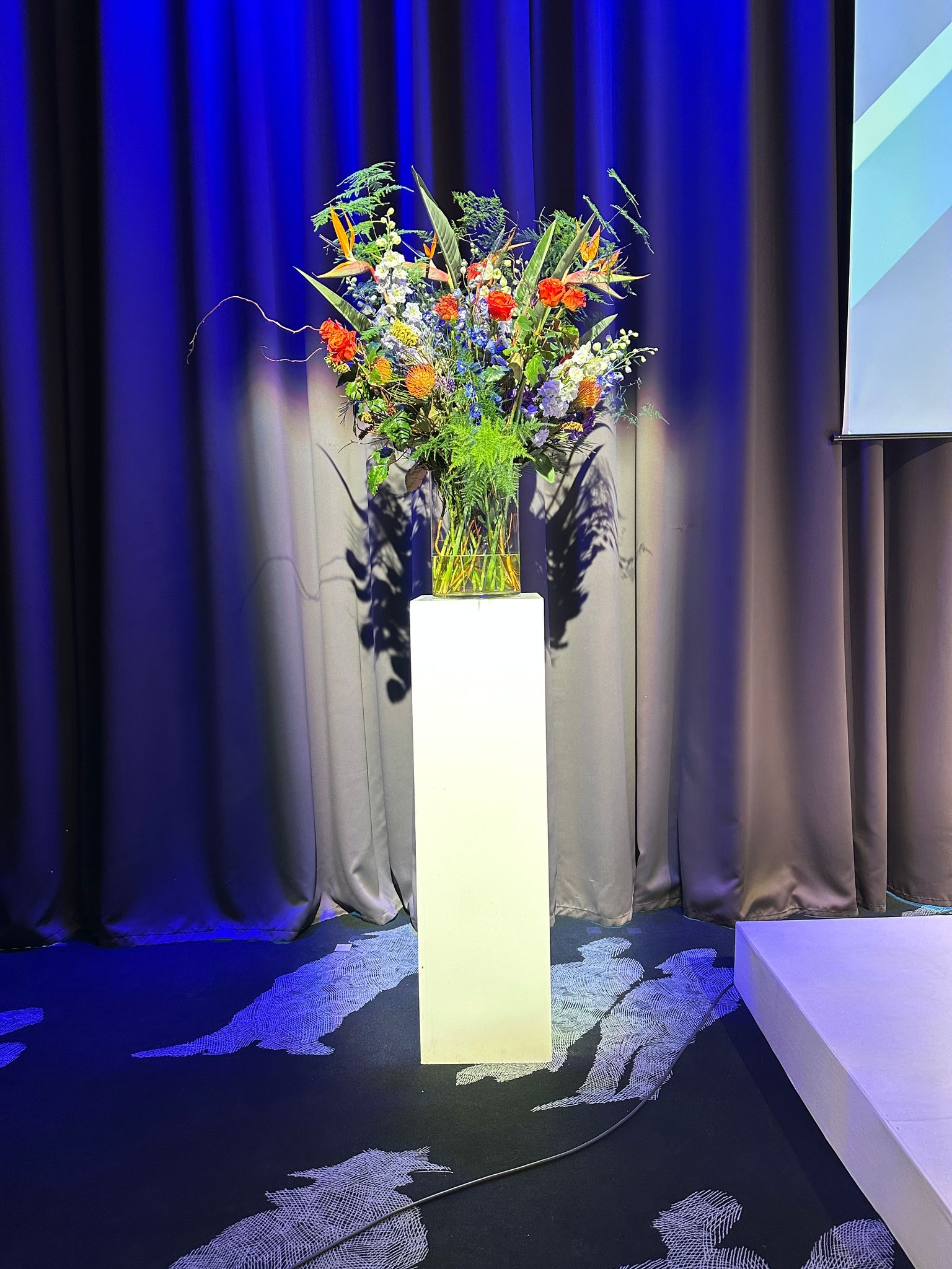 Podium stuk incl pilaar huur
