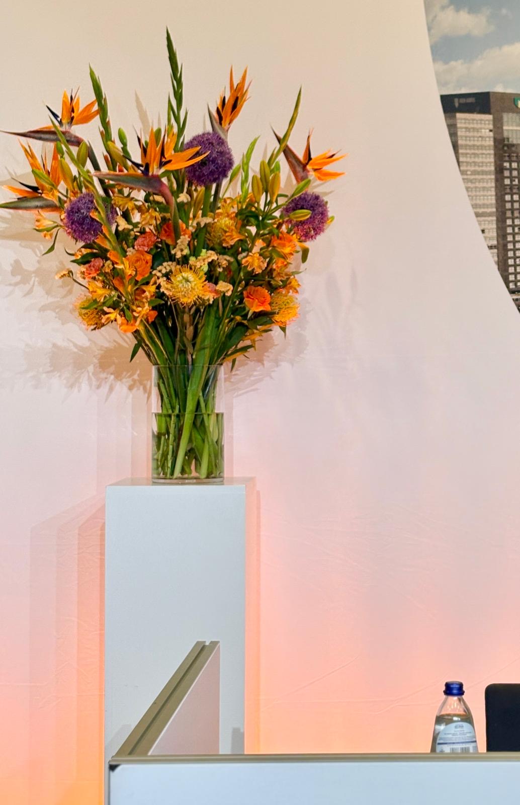 Podium bloemstuk